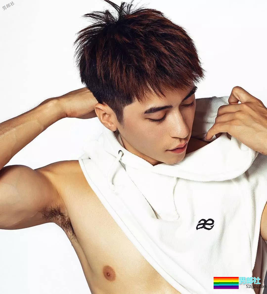 薄肌鲜肉与冠军浴室合体，喊话网友二选一？ - 51虹马