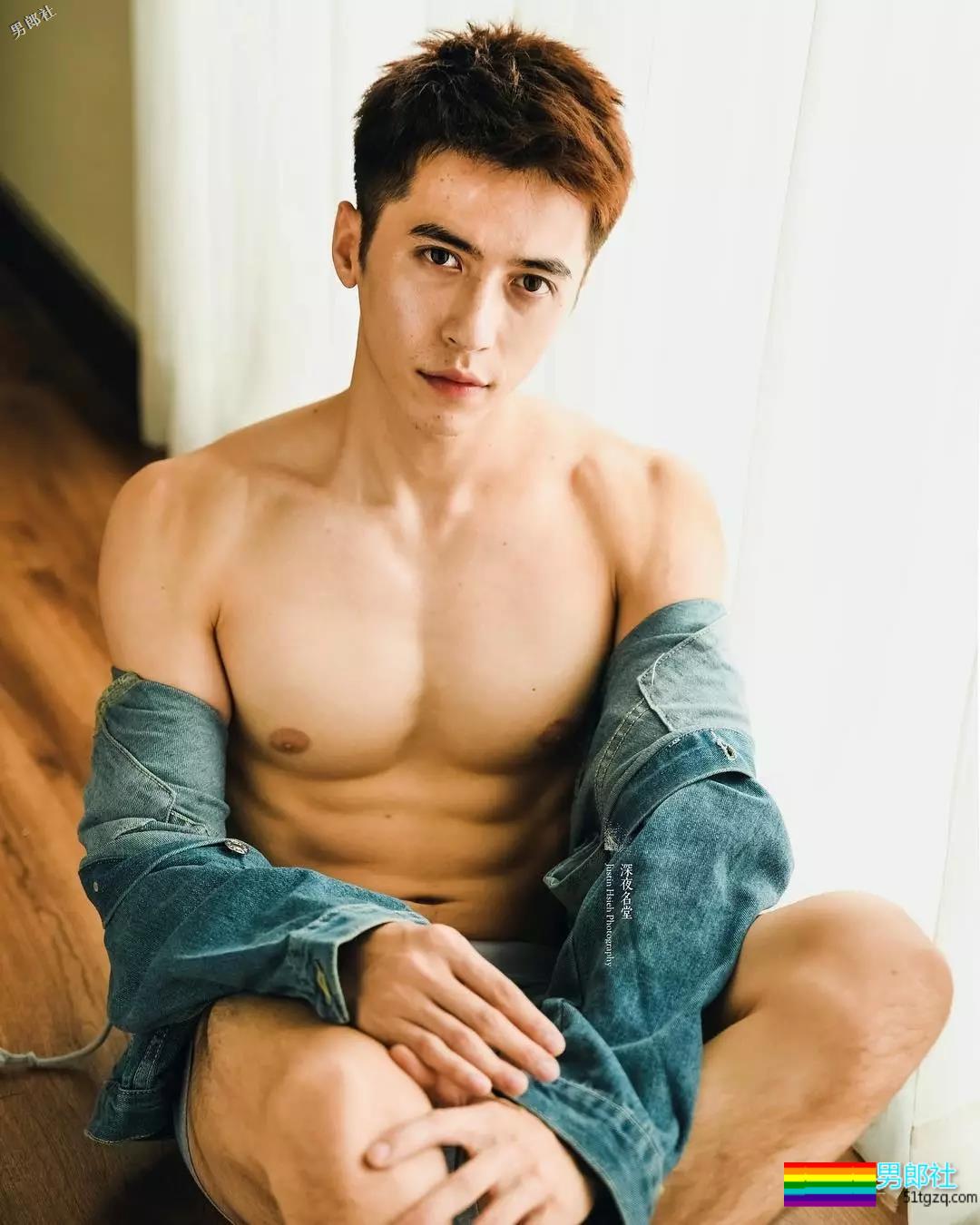 薄肌鲜肉与冠军浴室合体,喊话网友二选一? - 51虹马 薄肌鲜肉与冠军浴室合体,喊话网友二选一? - 51虹马