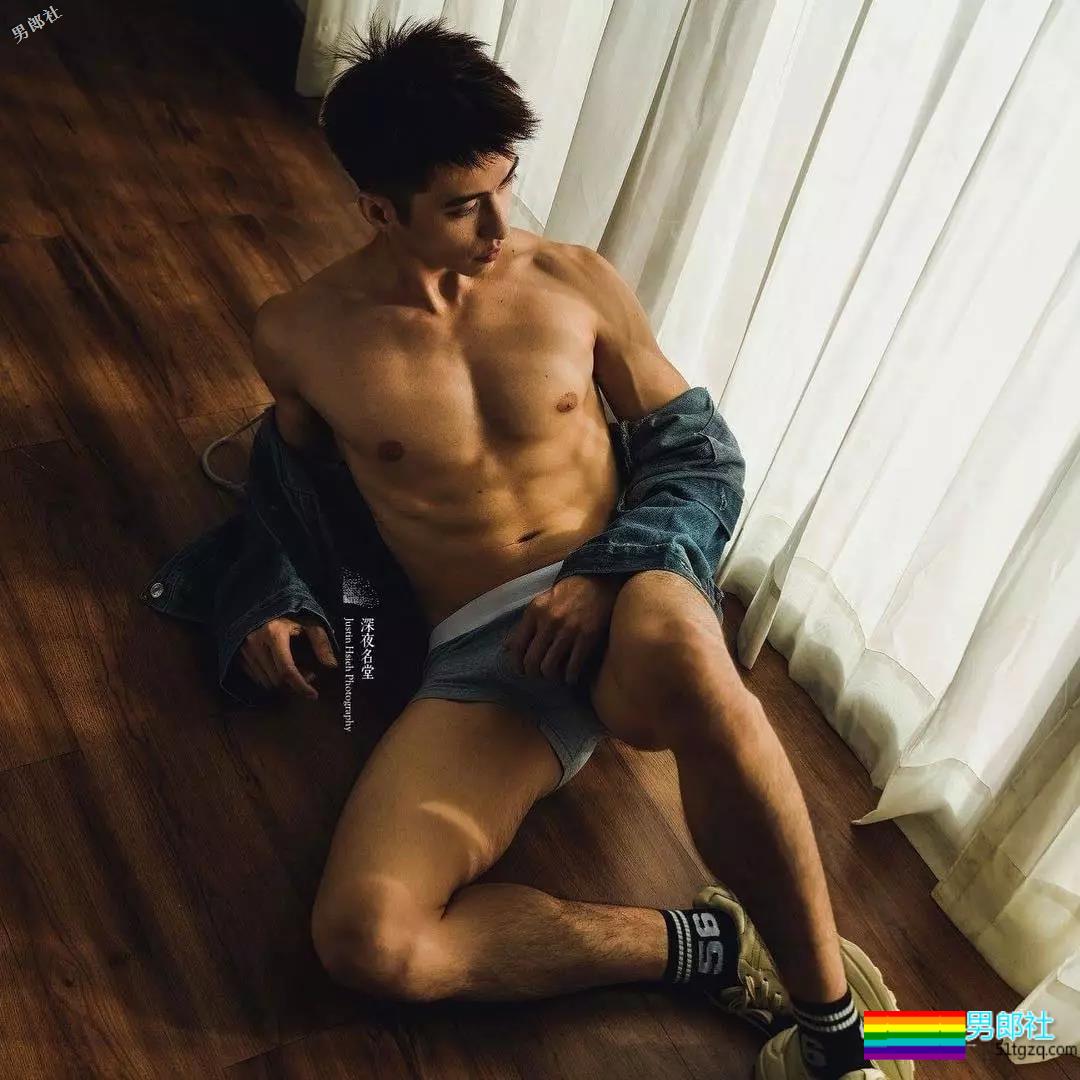 薄肌鲜肉与冠军浴室合体，喊话网友二选一？ - 51虹马