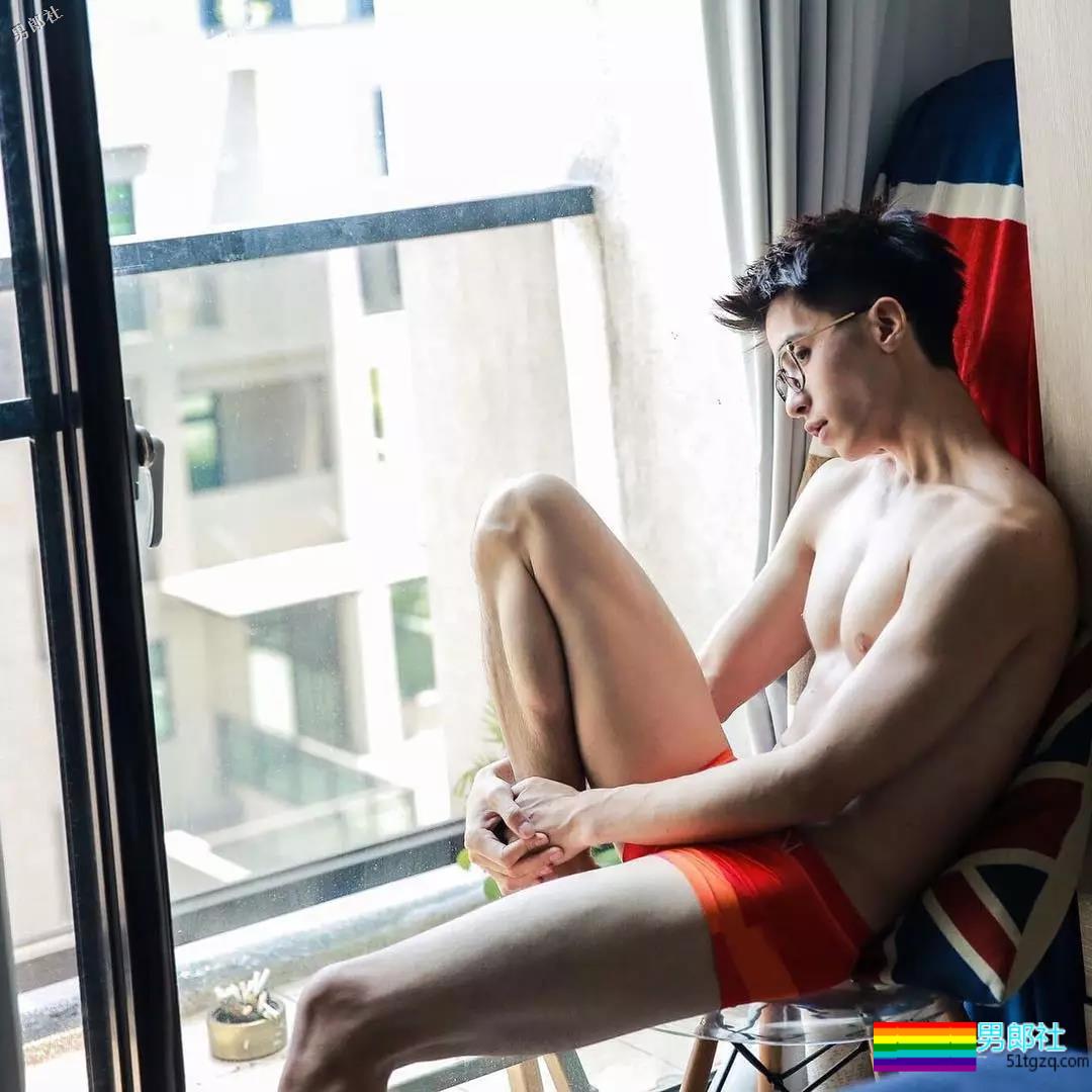 薄肌鲜肉与冠军浴室合体，喊话网友二选一？ - 51虹马