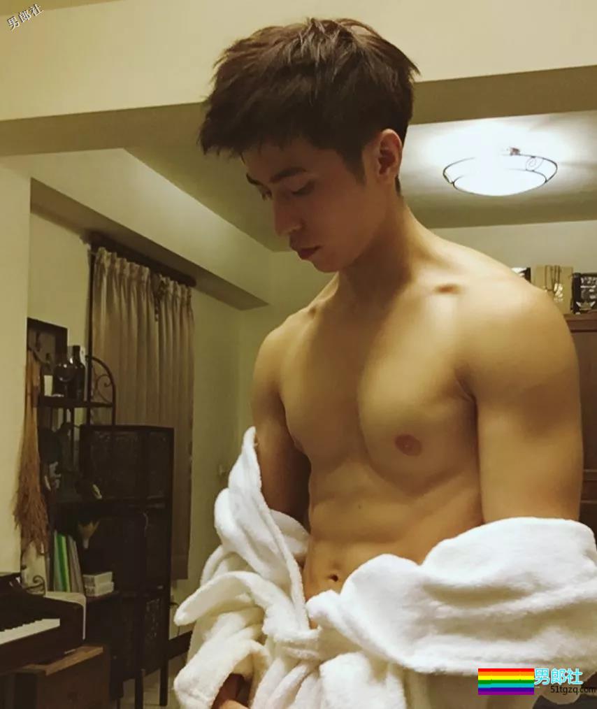 薄肌鲜肉与冠军浴室合体，喊话网友二选一？ - 51虹马