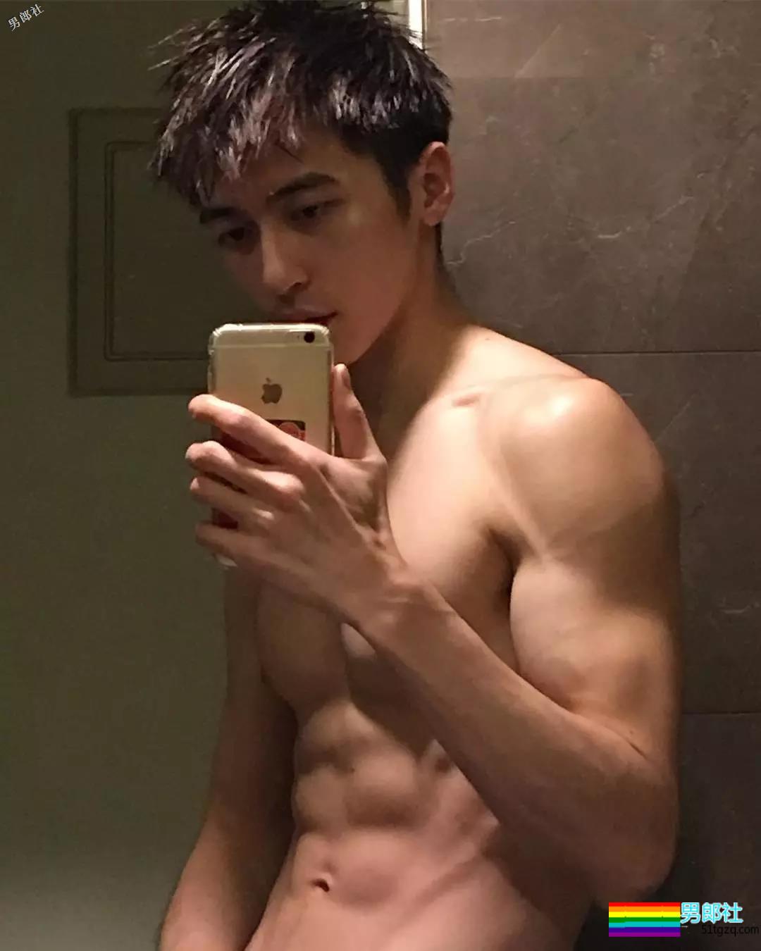 薄肌鲜肉与冠军浴室合体，喊话网友二选一？ - 51虹马