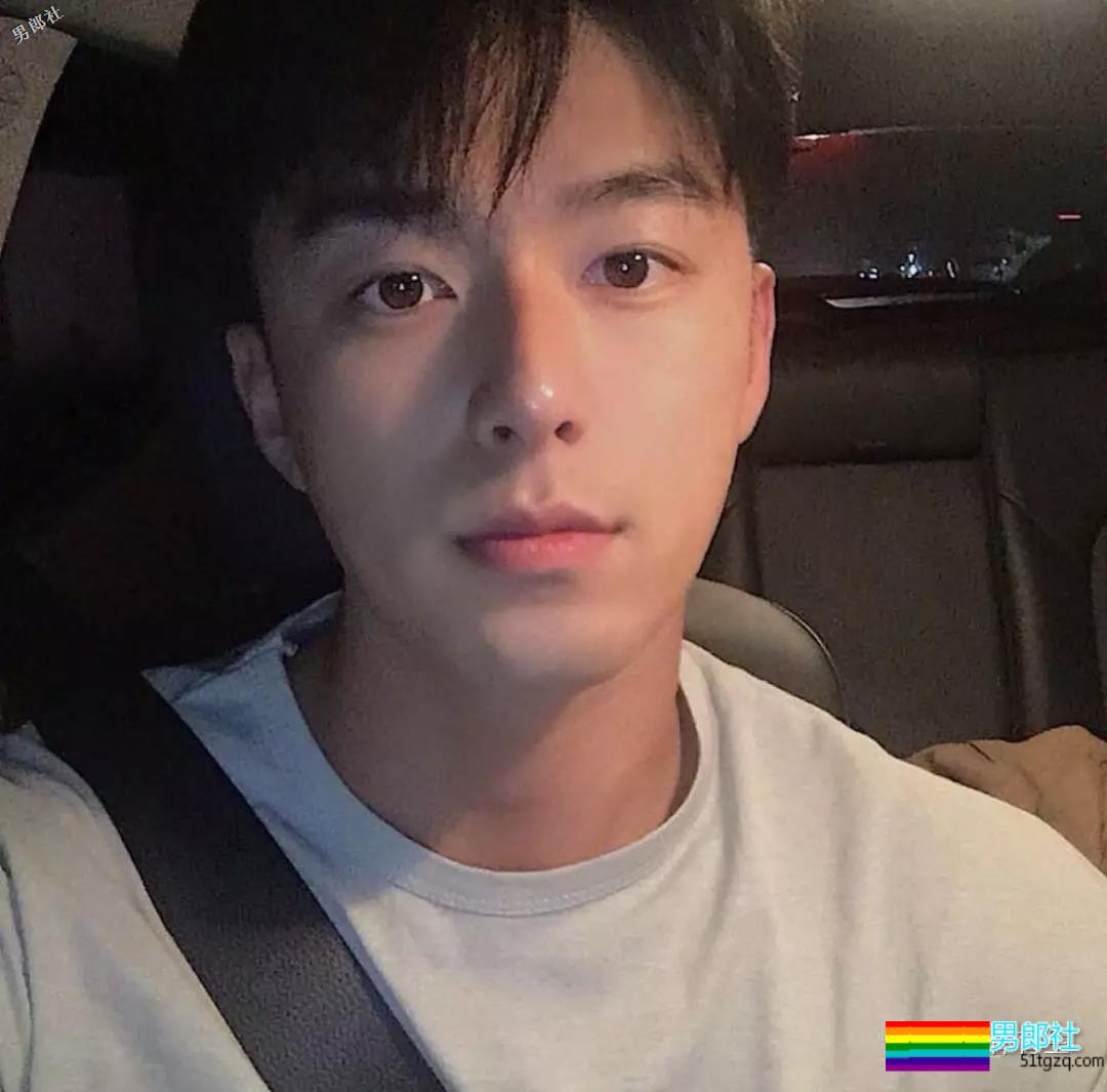 gay圈头像之王，太多人拿他做头像，总是不好好穿衣服~ - 51虹马