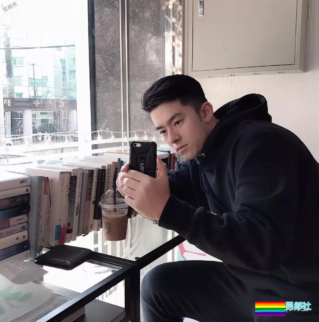 gay圈头像之王，太多人拿他做头像，总是不好好穿衣服~ - 51虹马