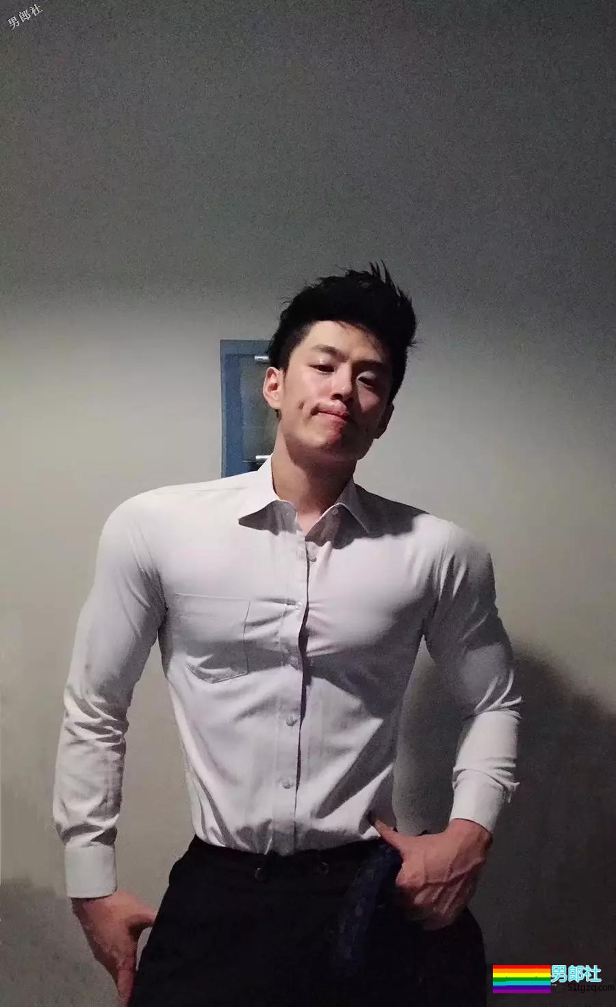 白衬衫肌肉帅哥！还是网红惹~-51虹马