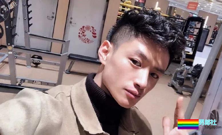 白衬衫肌肉帅哥！还是网红惹~ - 51虹马