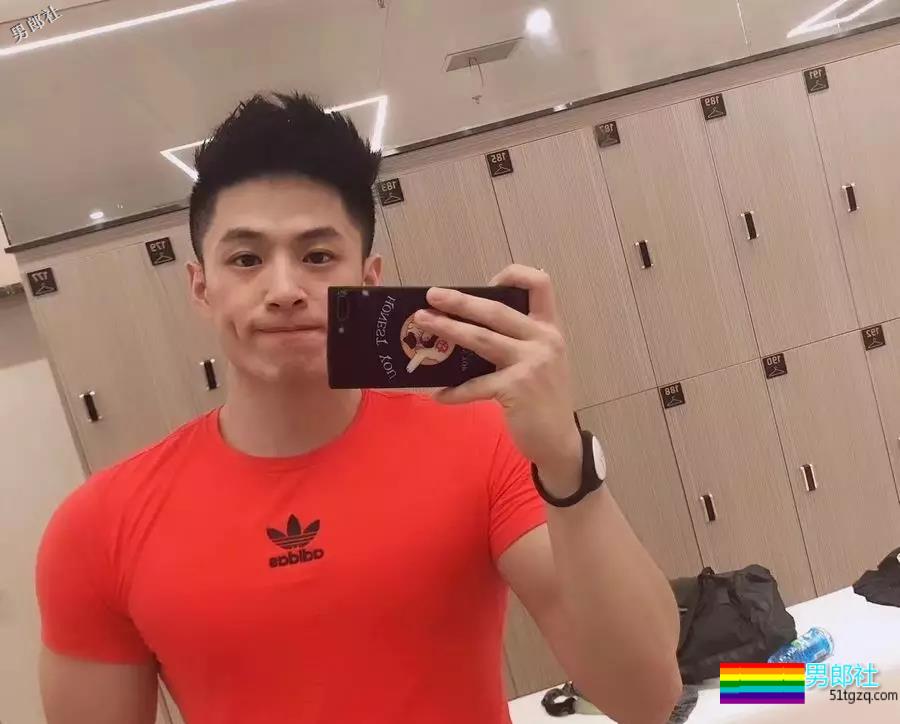 白衬衫肌肉帅哥！还是网红惹~ - 51虹马