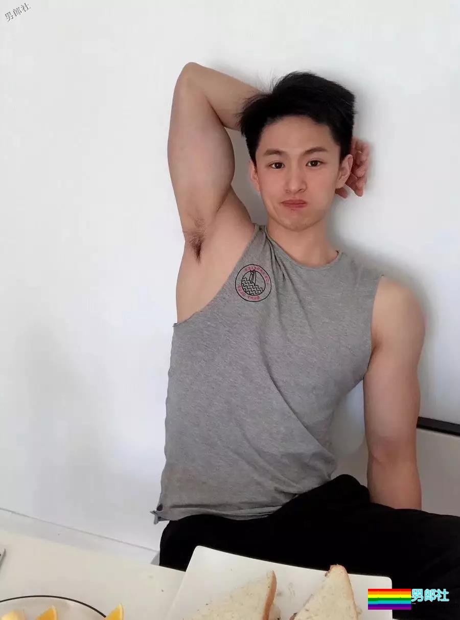 白衬衫肌肉帅哥！还是网红惹~ - 51虹马