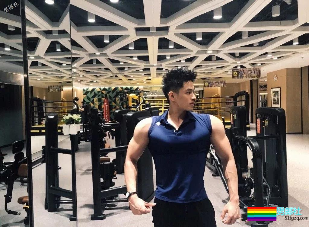 白衬衫肌肉帅哥！还是网红惹~ - 51虹马