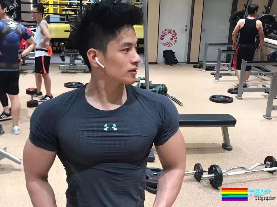 白衬衫肌肉帅哥！还是网红惹~ - 51虹马