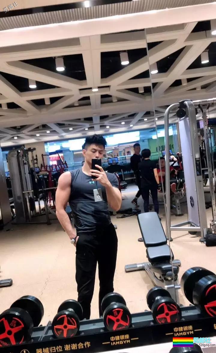 白衬衫肌肉帅哥！还是网红惹~ - 51虹马