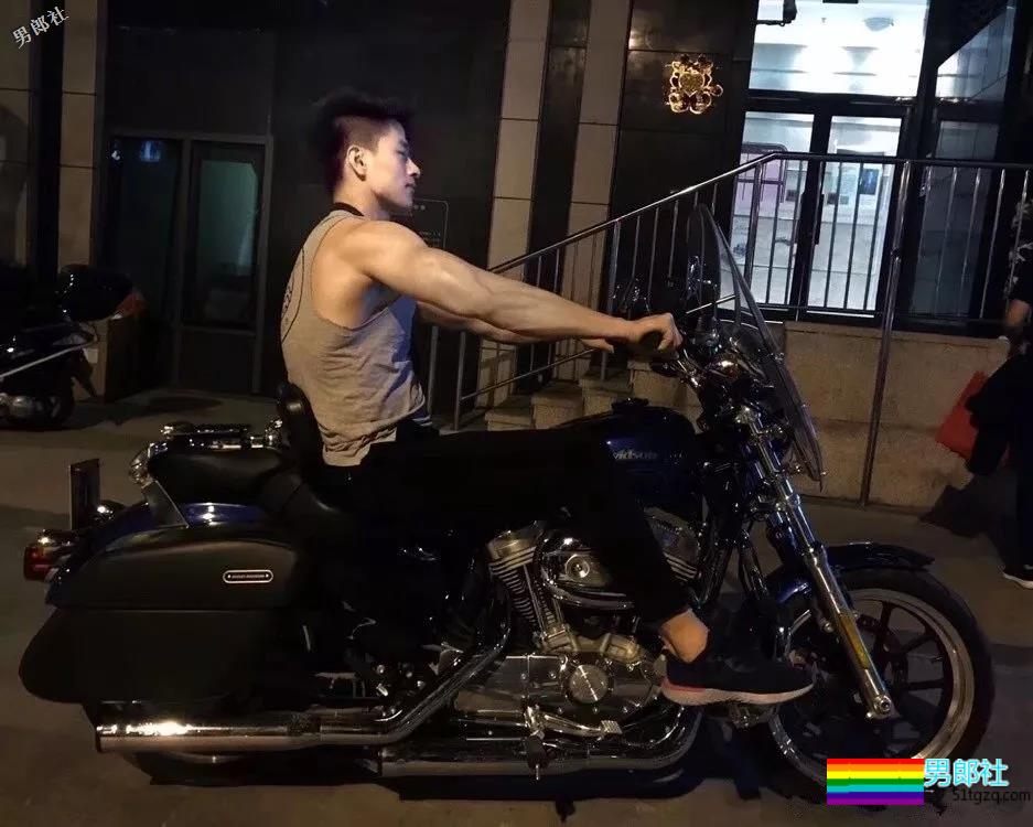 白衬衫肌肉帅哥！还是网红惹~ - 51虹马