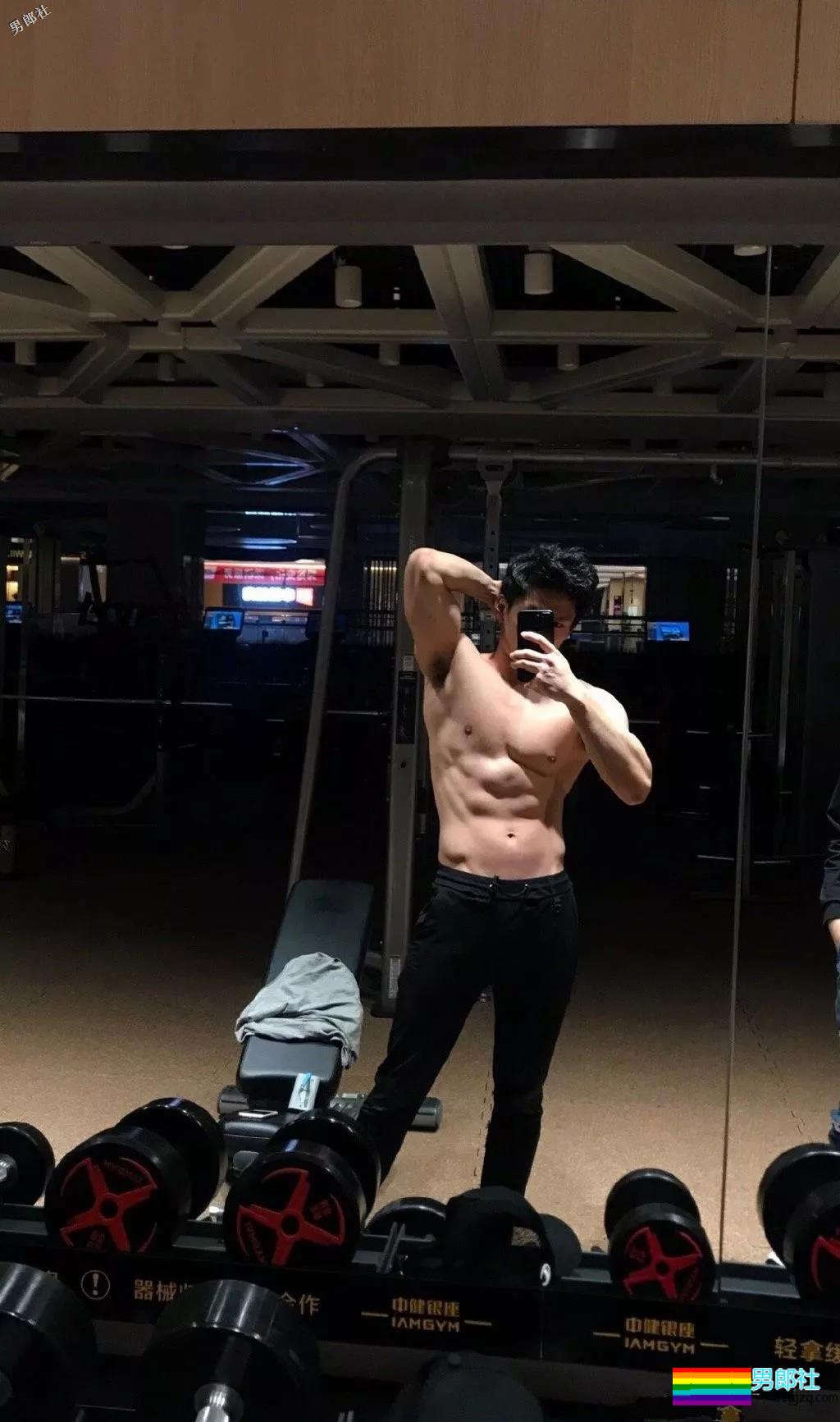 白衬衫肌肉帅哥！还是网红惹~ - 51虹马