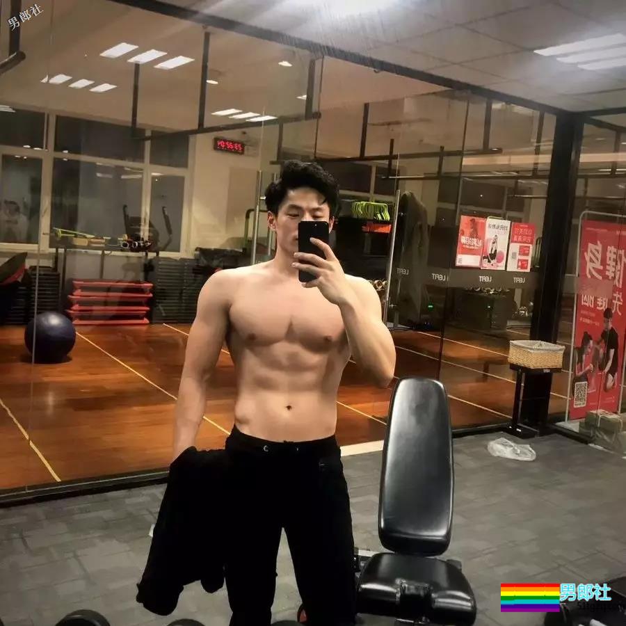 白衬衫肌肉帅哥！还是网红惹~ - 51虹马