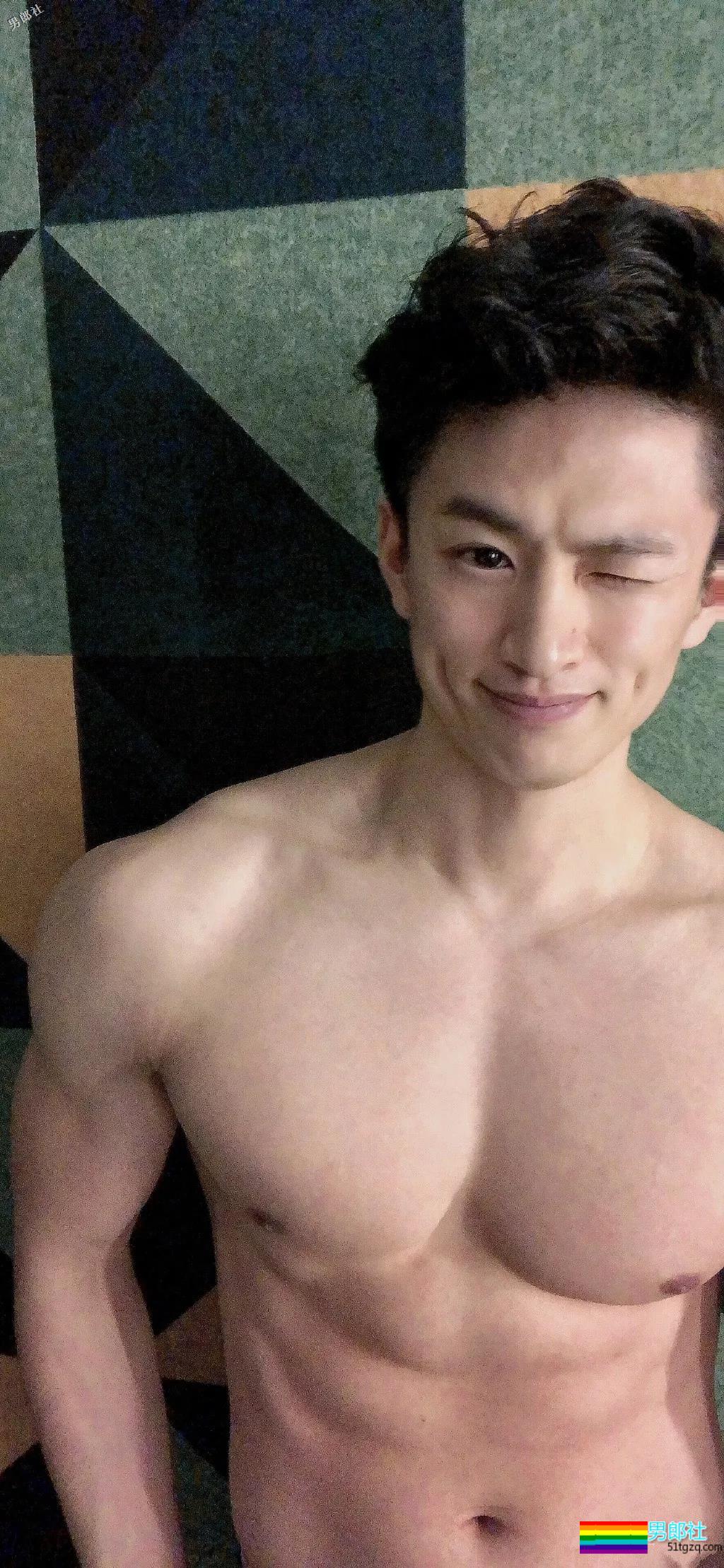 白衬衫肌肉帅哥！还是网红惹~ - 51虹马