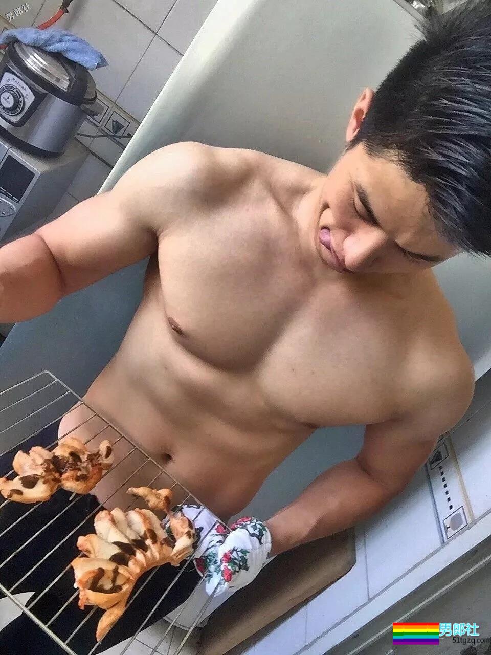 白衬衫肌肉帅哥！还是网红惹~ - 51虹马