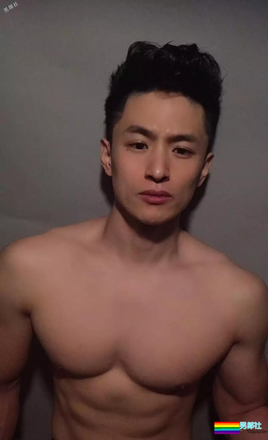 白衬衫肌肉帅哥！还是网红惹~ - 51虹马