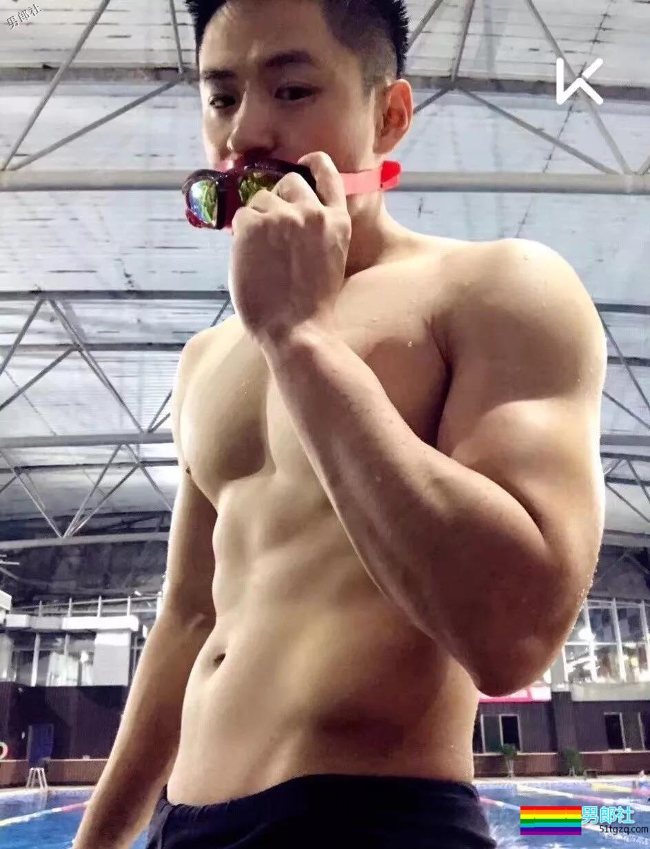 白衬衫肌肉帅哥！还是网红惹~ - 51虹马