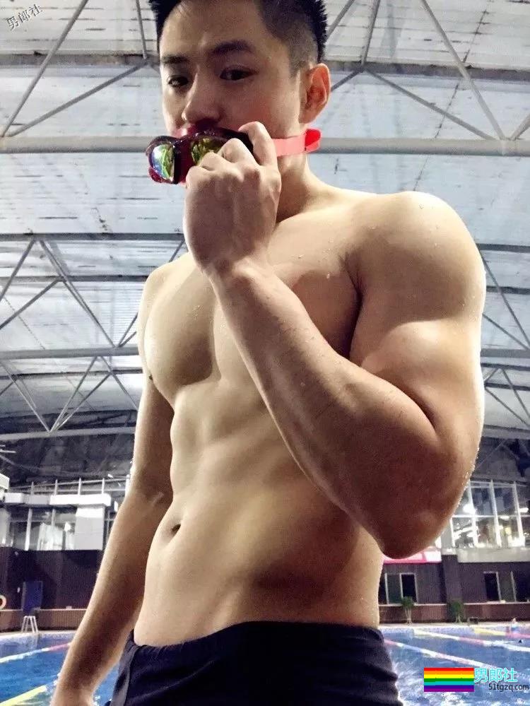 白衬衫肌肉帅哥！还是网红惹~ - 51虹马