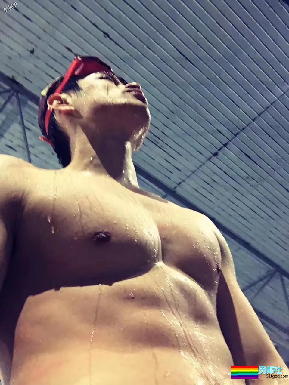 白衬衫肌肉帅哥！还是网红惹~ - 51虹马