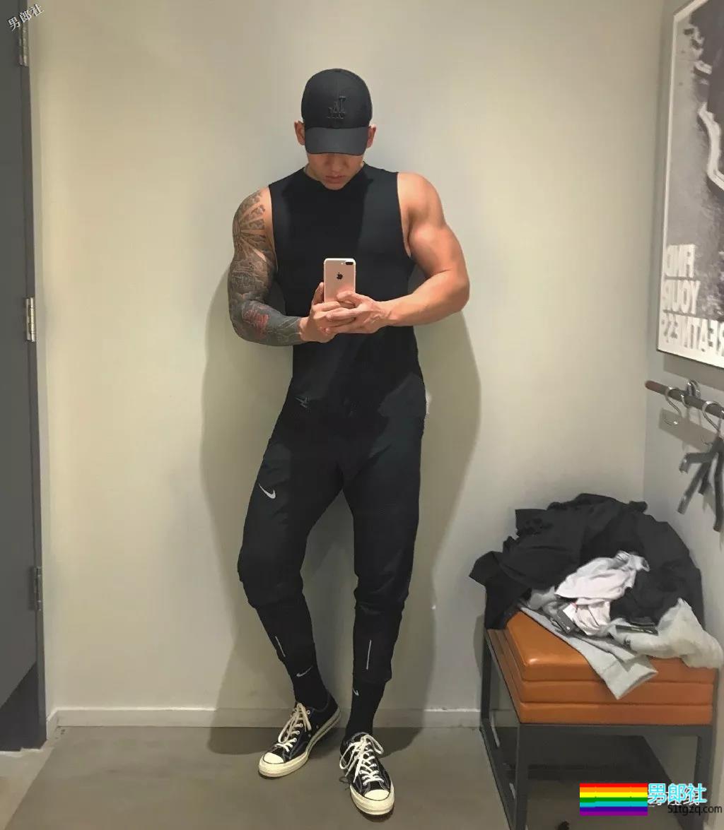 195篮球系长腿“大弟弟”，痞帅小爷们一身腱子肉，Man爆了！ - 51虹马
