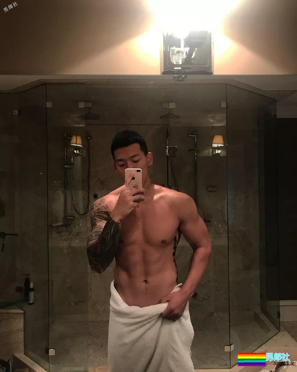 195篮球系长腿“大弟弟”，痞帅小爷们一身腱子肉，Man爆了！ - 51虹马