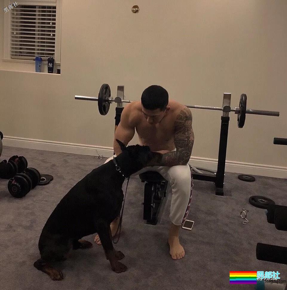 195篮球系长腿“大弟弟”，痞帅小爷们一身腱子肉，Man爆了！ - 51虹马