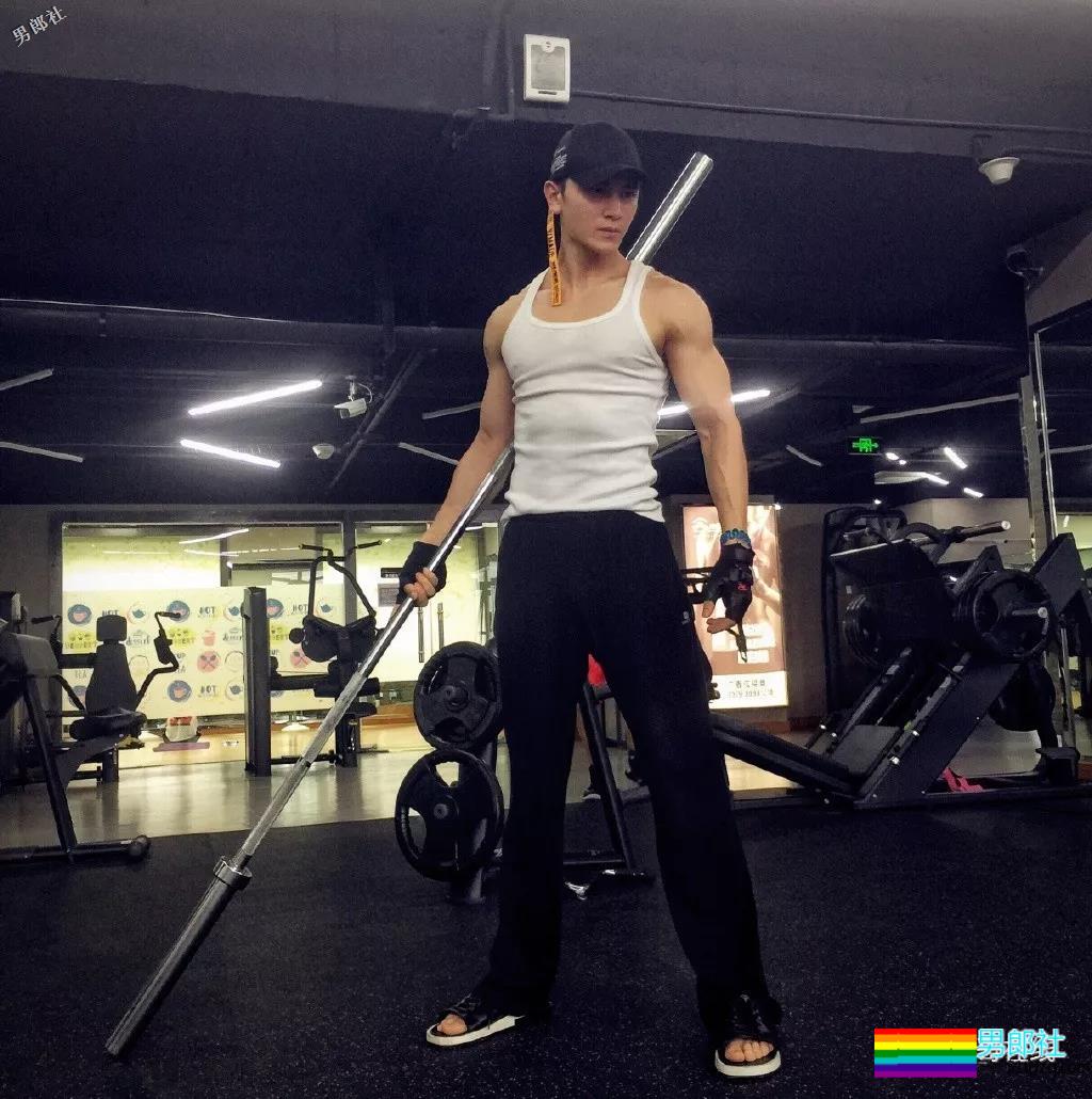 靠腱子肉走红的COOL GUY冠军被质疑整容，小狼狗用一身荷尔蒙实在圈粉！ - 51虹马