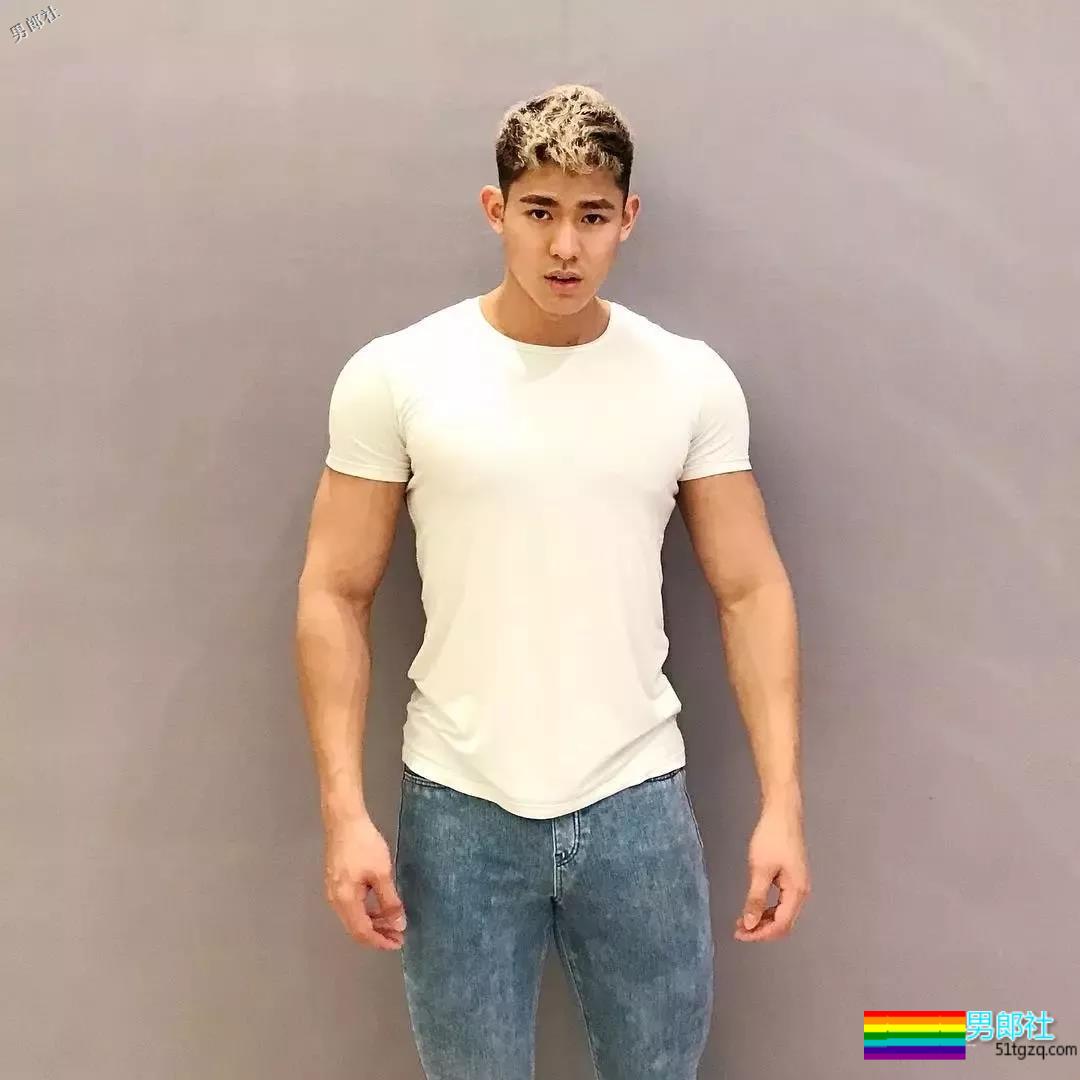 颜高活好条儿顺，萌帅小狼狗臀翘长腿，空挡小短裤快来押！ - 51虹马