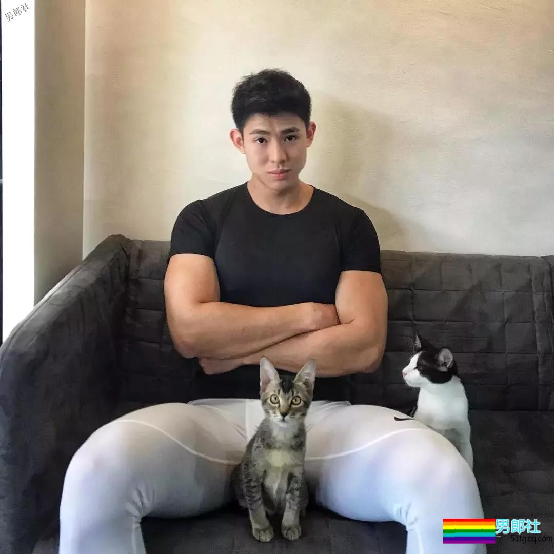 颜高活好条儿顺，萌帅小狼狗臀翘长腿，空挡小短裤快来押！ - 51虹马