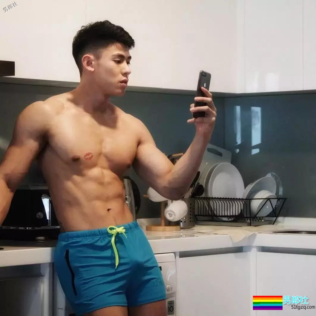 颜高活好条儿顺，萌帅小狼狗臀翘长腿，空挡小短裤快来押！ - 51虹马