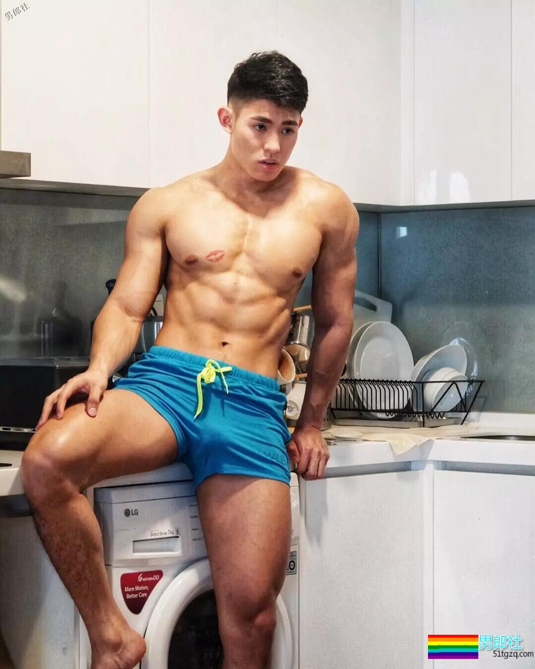 颜高活好条儿顺，萌帅小狼狗臀翘长腿，空挡小短裤快来押！ - 51虹马