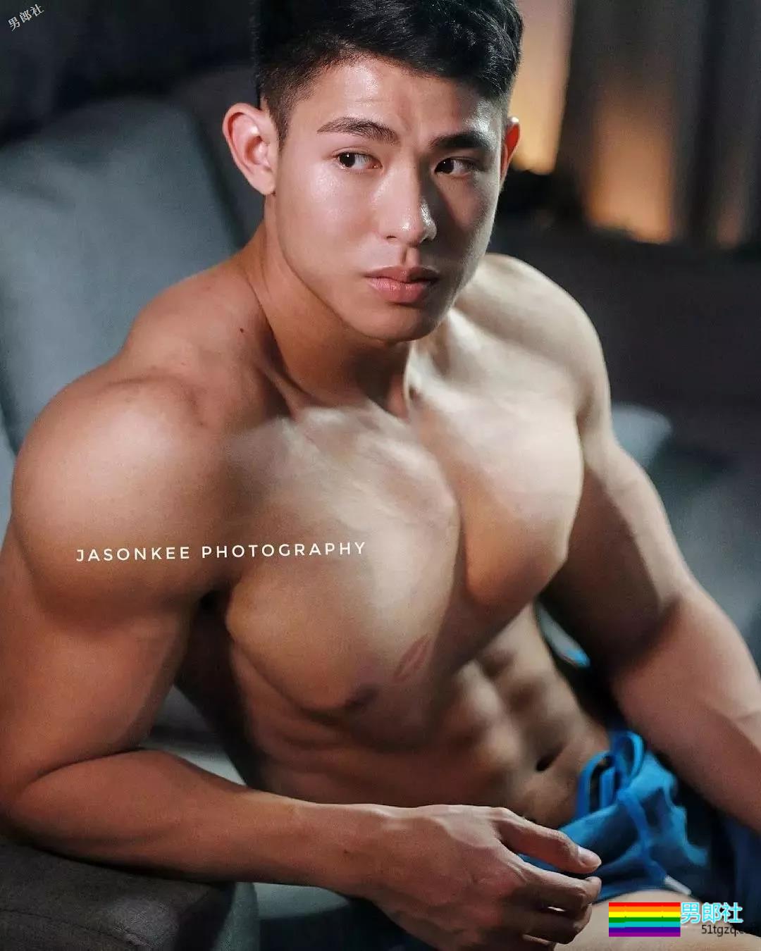 颜高活好条儿顺，萌帅小狼狗臀翘长腿，空挡小短裤快来押！ - 51虹马