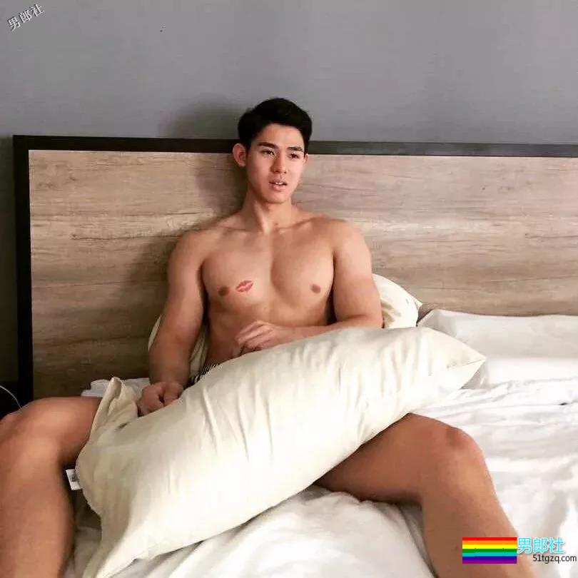 颜高活好条儿顺，萌帅小狼狗臀翘长腿，空挡小短裤快来押！ - 51虹马