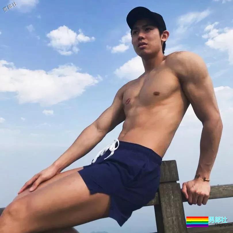 颜高活好条儿顺，萌帅小狼狗臀翘长腿，空挡小短裤快来押！ - 51虹马