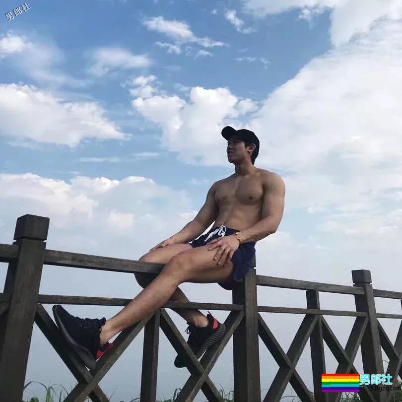 颜高活好条儿顺，萌帅小狼狗臀翘长腿，空挡小短裤快来押！ - 51虹马