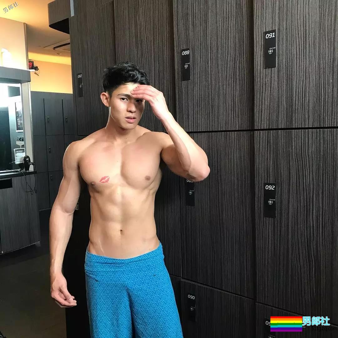 颜高活好条儿顺，萌帅小狼狗臀翘长腿，空挡小短裤快来押！ - 51虹马