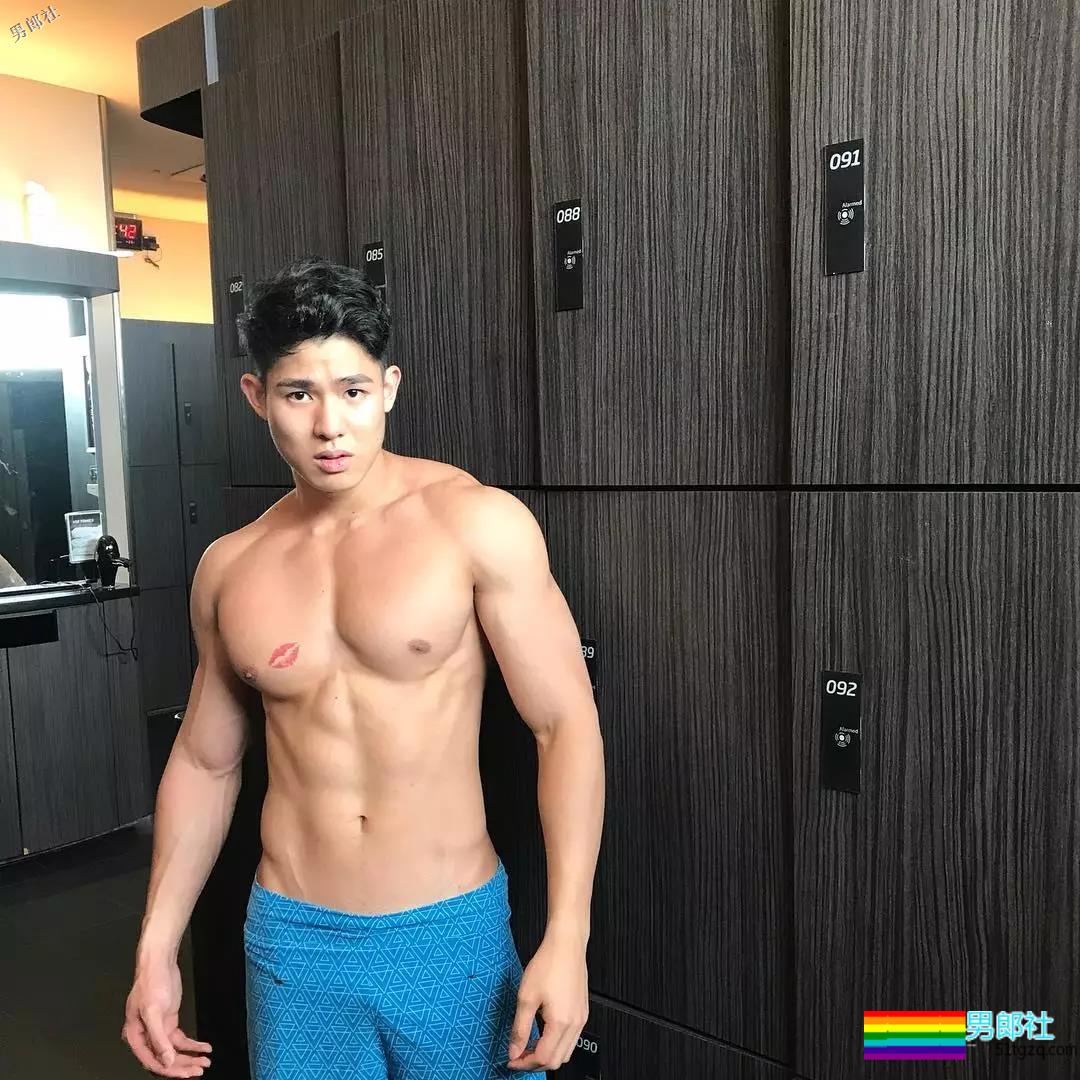 颜高活好条儿顺，萌帅小狼狗臀翘长腿，空挡小短裤快来押！ - 51虹马