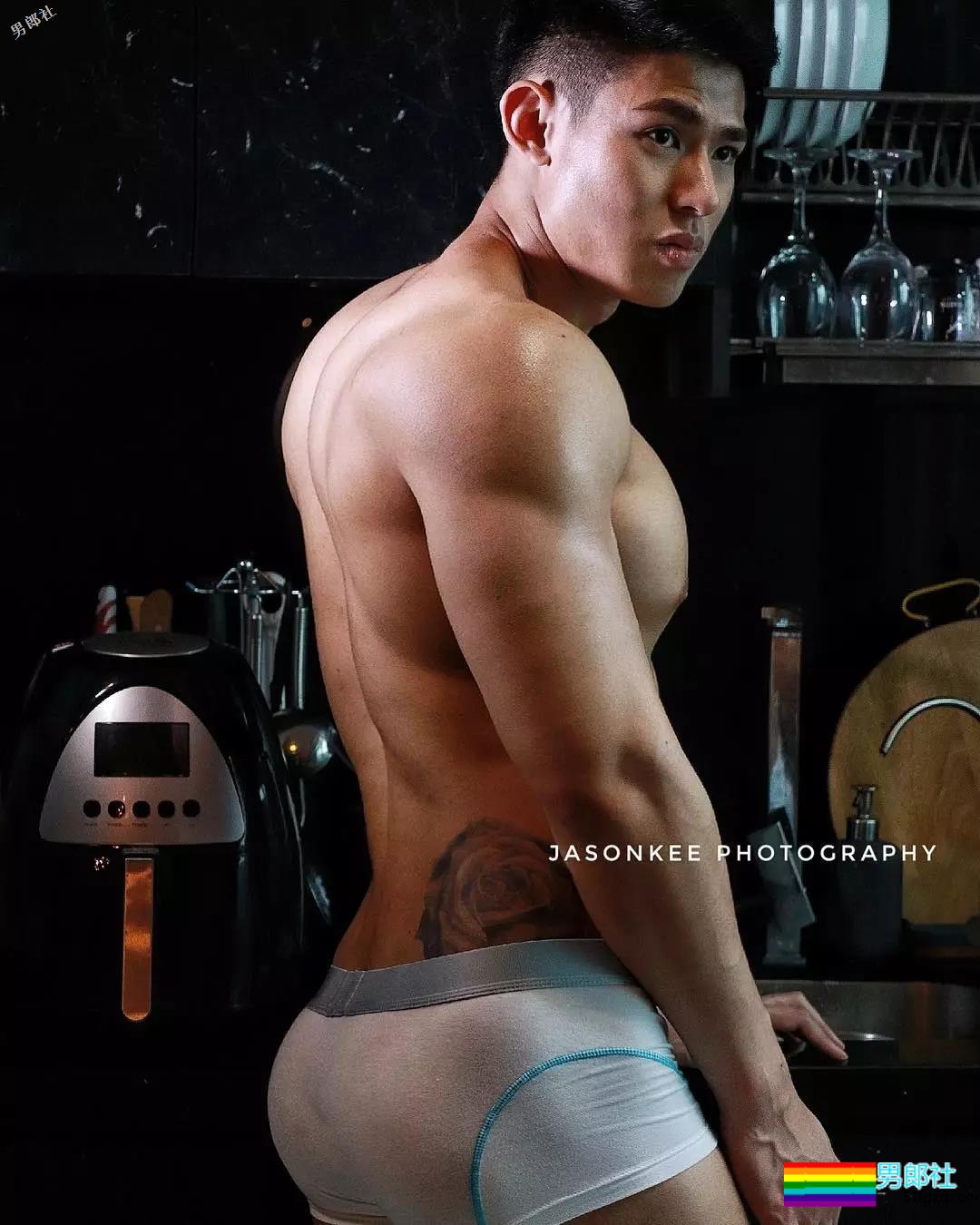 颜高活好条儿顺，萌帅小狼狗臀翘长腿，空挡小短裤快来押！ - 51虹马