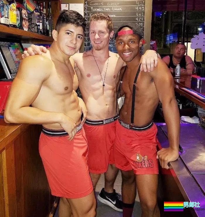 这个同志酒吧的调酒师都只穿小裤裤，想去体验吗 - 51虹马