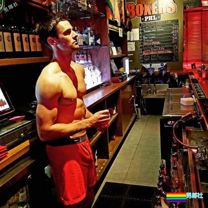 这个同志酒吧的调酒师都只穿小裤裤，想去体验吗 - 51虹马