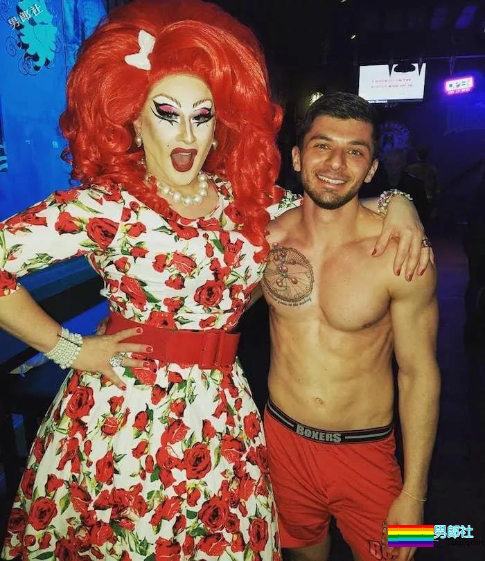 这个同志酒吧的调酒师都只穿小裤裤，想去体验吗 - 51虹马