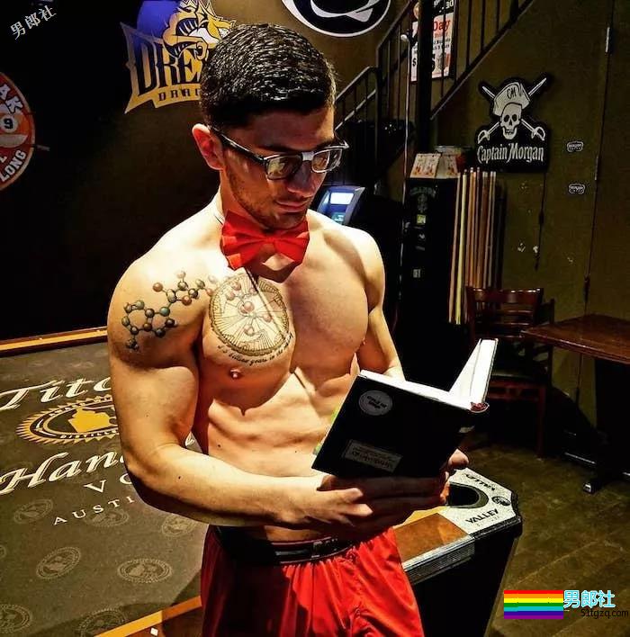 这个同志酒吧的调酒师都只穿小裤裤，想去体验吗 - 51虹马