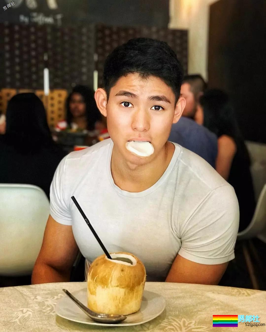 呆萌小奶狗臀翘腿长,空挡小短裤太招摇!-51虹马