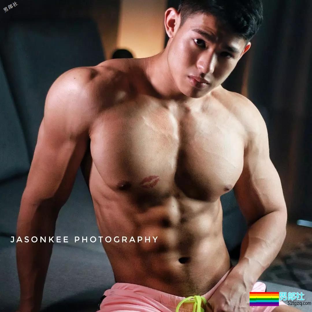 呆萌小奶狗臀翘腿长，空挡小短裤太招摇！ - 51虹马