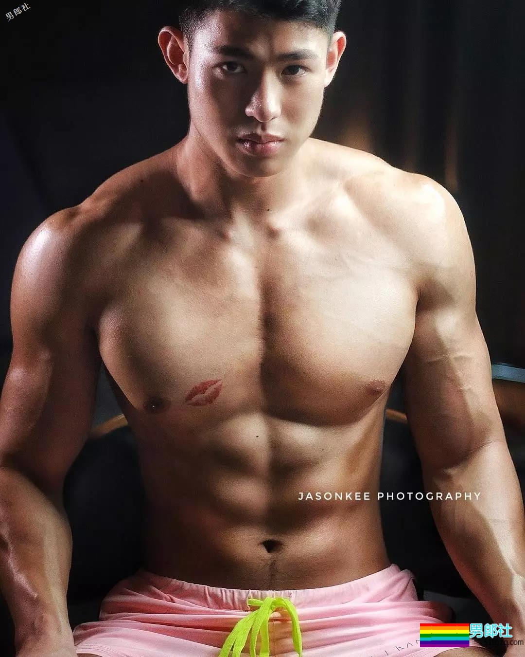 呆萌小奶狗臀翘腿长，空挡小短裤太招摇！ - 51虹马