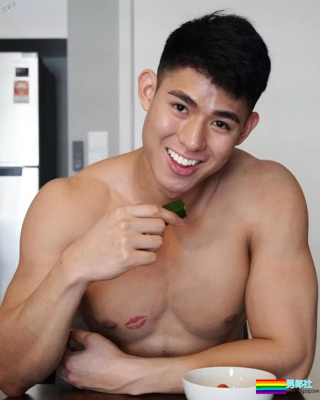 呆萌小奶狗臀翘腿长，空挡小短裤太招摇！ - 51虹马