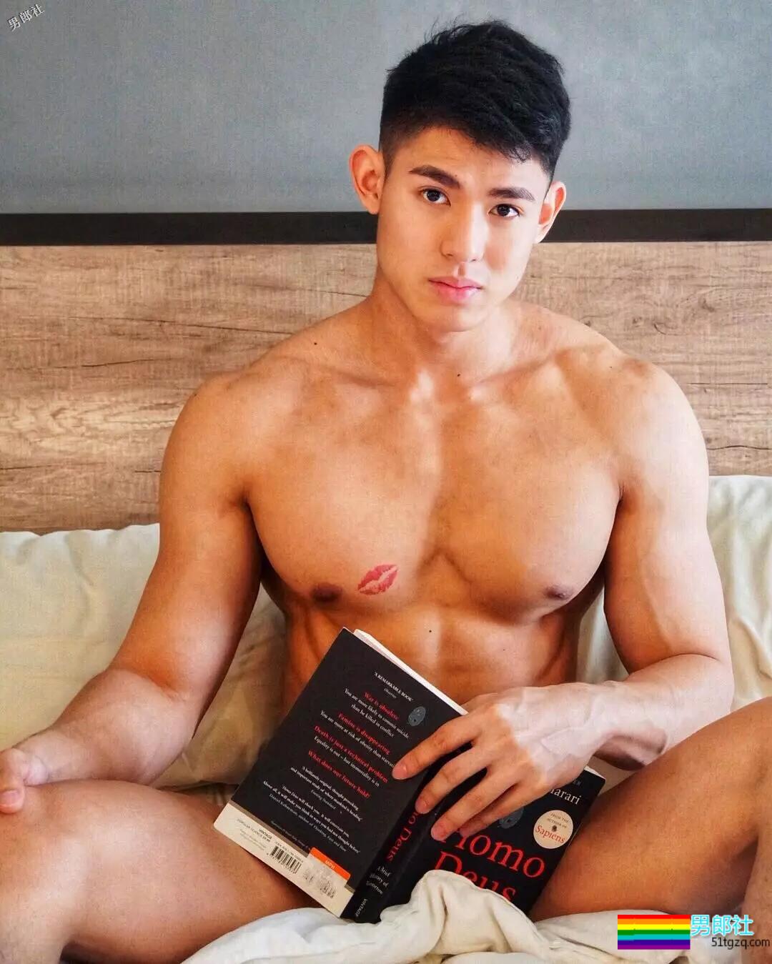 呆萌小奶狗臀翘腿长，空挡小短裤太招摇！ - 51虹马