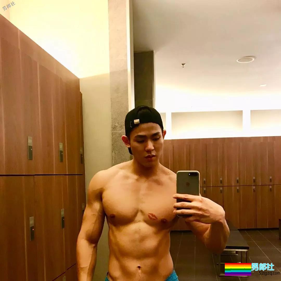 呆萌小奶狗臀翘腿长，空挡小短裤太招摇！ - 51虹马