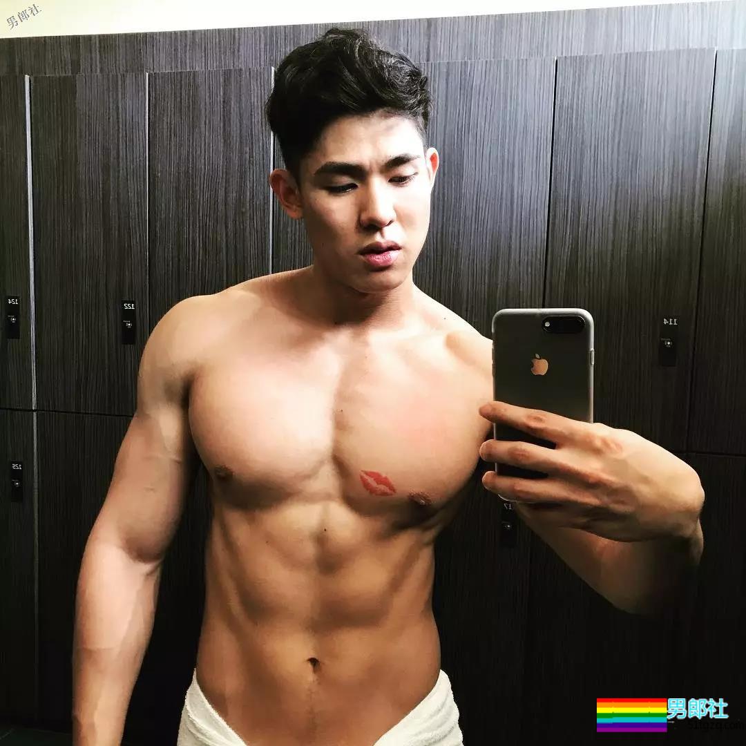 呆萌小奶狗臀翘腿长，空挡小短裤太招摇！ - 51虹马